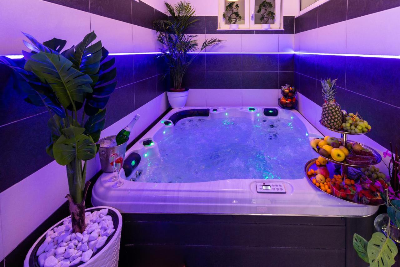 Lägenhet By The Way Hot Tub And Free Parking