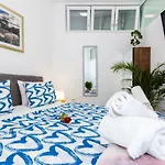 Apartment By The Way Hot Tub And Free Parking